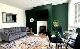Sophisticated Home With Beautiful & Large Garden
